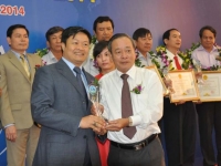 Quyền Bí thư Tỉnh ủy Nguyễn Minh trao biểu tượng cho các doanh nhân tiêu biểu xuất sắc