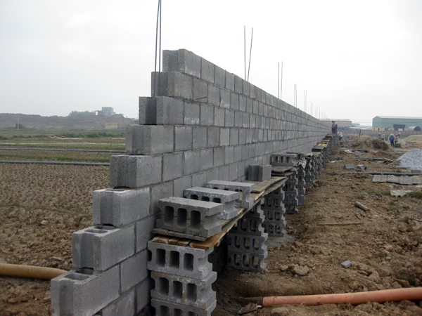 Phú Điền - Dùng gạch block làm giàn giáo khi xây tường lên cao