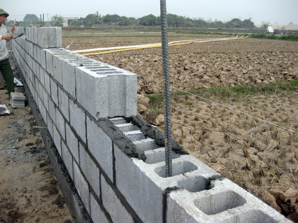 Phú Điền - Sử dụng cốt thép trong khi xây gạch block