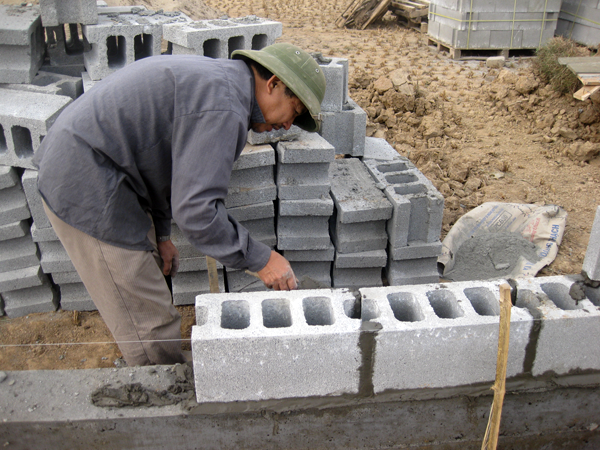 Phú Điền - Ở hàng xây đầu tiên các viên gạch block phải được đặt thẳng hàng