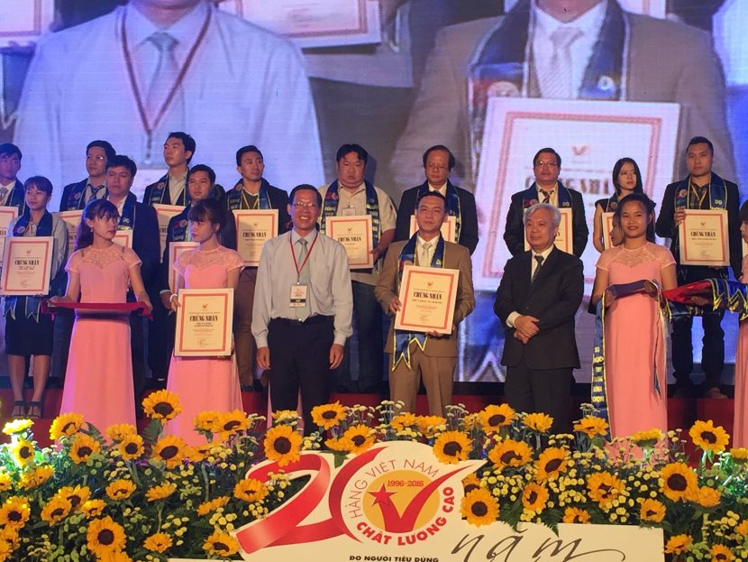 Anh Trần Khắc Nguyên - PGD Phú Điền nhận giải thưởng HVNCLC 2016 cho ngành vật liệu xây dựng