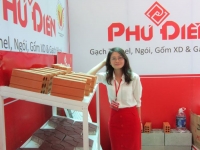 Tạo dáng bên sản phẩm gạch Phú Điền