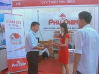 Hình ảnh PG phát brochure cho khách tham quan gian hàng của công ty Phú Điền