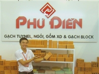 Nhân viên kinh doanh giới thiệu sản phẩm gạch tuynel 6 lỗ