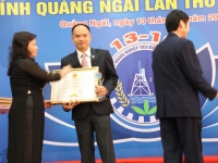 Bà Đinh Thị Loan trao giải Doanh Nghiệp Tiêu biểu
