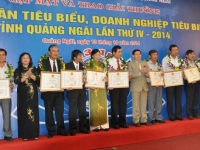 Phó Bí thư Tỉnh ủy Trần Văn Minh và Phó Chủ tịch UBND tỉnh Đinh Thị Loan tặng bằng khen cho các doanh nghiệp tiêu biểu