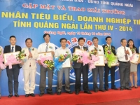 Quyền Bí thư Tỉnh ủy Nguyễn Minh và Chủ tịch UBND tỉnh Lê Viết Chữ trao bằng khen cho các doanh nghiệp tiêu biểu