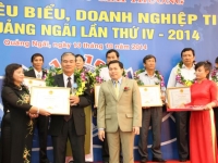 Ông Trần Quang Thạch - Giám Đốc Công ty TNHH Phú Điền nhận giải Doanh Nhân Xuất Sắc Quảng Ngãi 2014