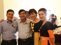 Ông Đoàn Kim Huy cùng các phóng viên và nữ doanh nhân