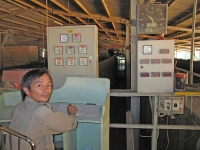 Công nhân kỹ thuật vận hành hệ thống cung cấp than nhiên liệu cho lò nung