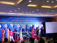 Các nữ doanh nhân với tiết mục chào mừng lễ Doanh Nhân