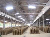 Hệ thống sân phơi gạch mộc rộng thoáng tận dụng ánh nắng và gió giúp gạch mau khô